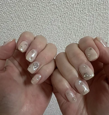 シアーパールとストーンのミラーネイル