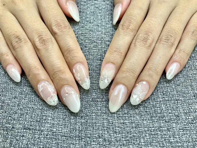 華やかなホワイトフラワーネイル