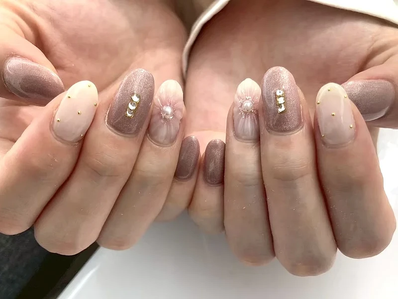 上品な大人可愛いフラワー＆マグネットネイル